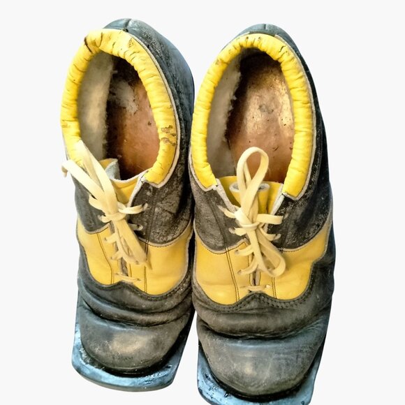 Toko Cross Country Ski Boots Switzerland Leather Yellow Vtg Ski Lodge Decor - Picture 1 of 7
